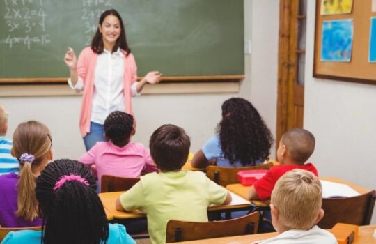 Sikap Lutut Saat Melangkah Pada Gerakan Berjalan Mengayun Lengan