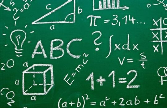 Sebuah Persegi dengan Panjang Sisi 12 cm, Hitunglah Kelilingnya